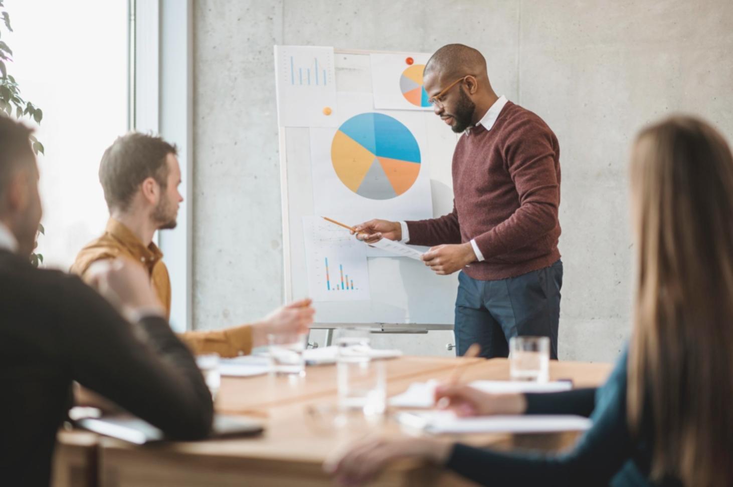 Séance de formation envlorakient avec participants analysant des modèles financiers sur écrans